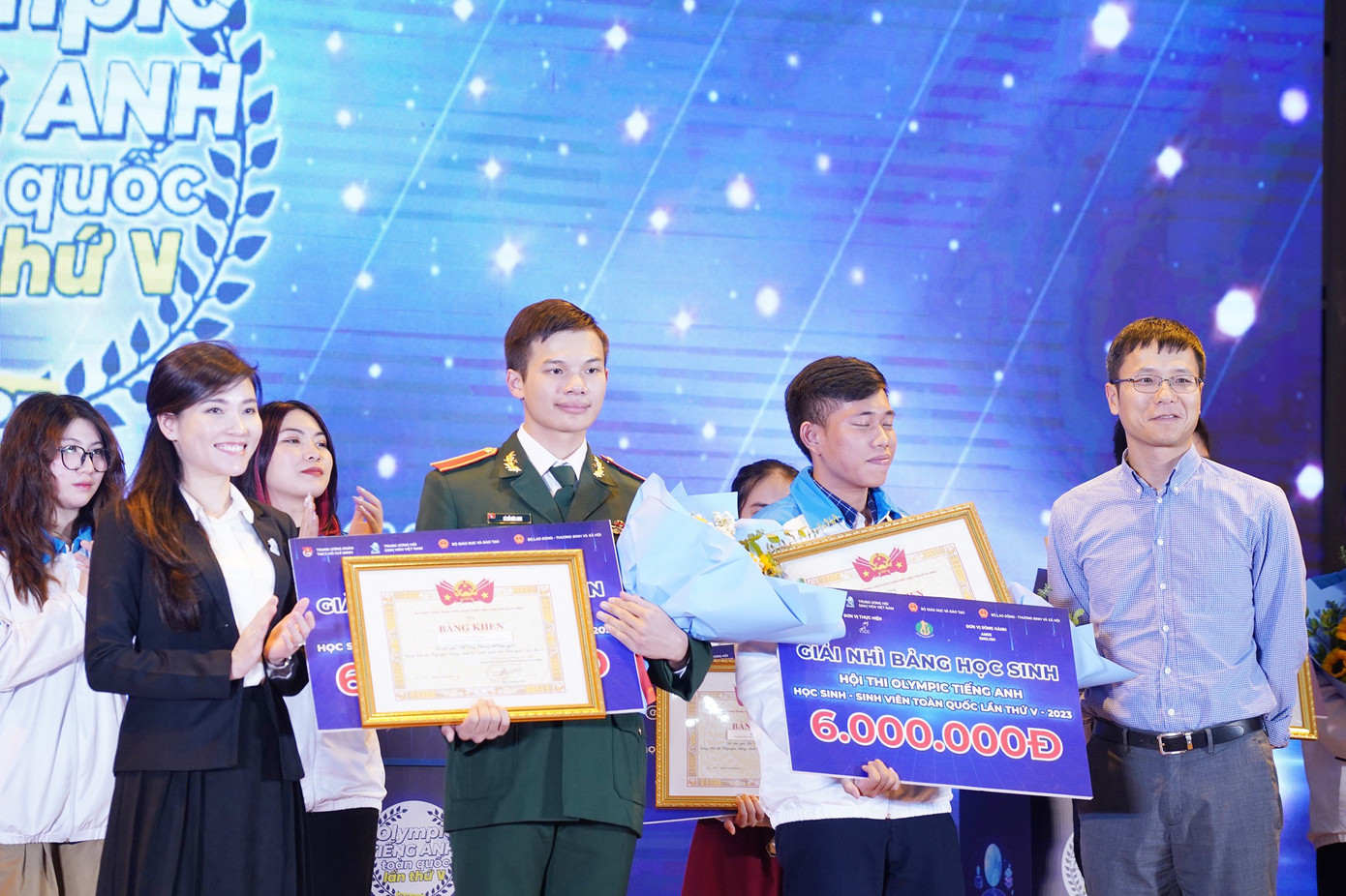 Ban Tổ chức trao giải cho các thí sinh.