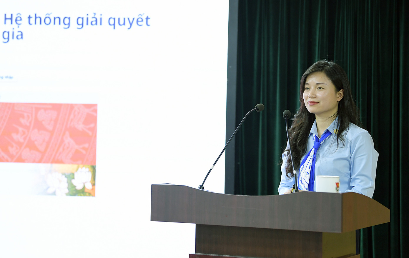 Các báo cáo viên thông tin tại Hội nghị.