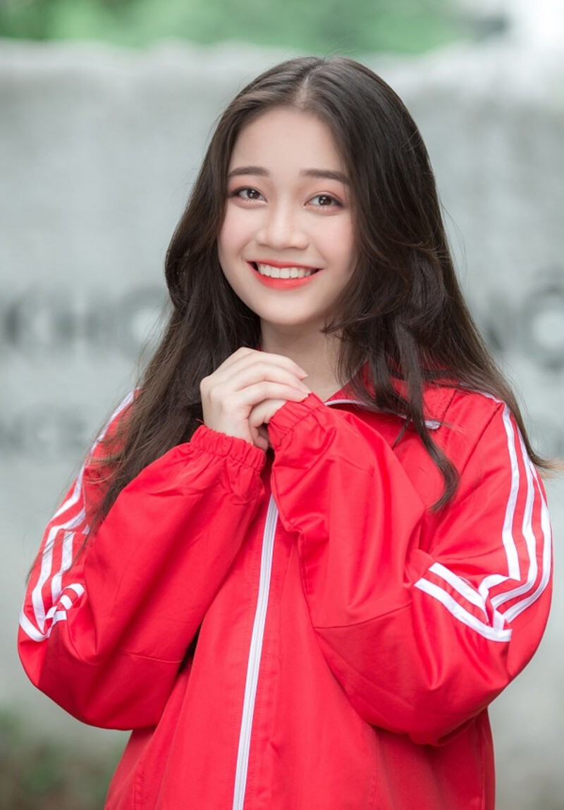 Nữ sinh ĐH Bách khoa Hà Nội trong bộ đồng phục sinh viên.