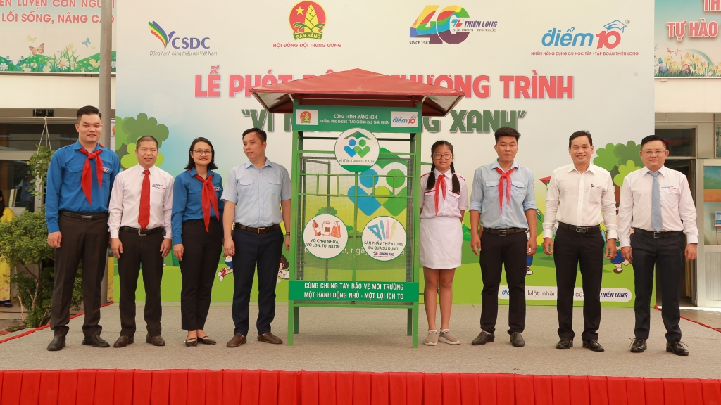 Ban Tổ chức chương trình trao tặng "Công trình măng non" tới trường Tiểu học Cao Bá Quát.