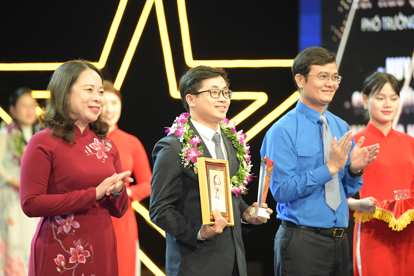 'Gương mặt trẻ Việt Nam tiêu biểu' năm 2023 được T.Ư Đoàn vinh danh. Ảnh: DƯƠNG TRIỀU 'Gương mặt trẻ Việt Nam tiêu biểu' năm 2023 được T.Ư Đoàn vinh danh. Ảnh: DƯƠNG TRIỀU