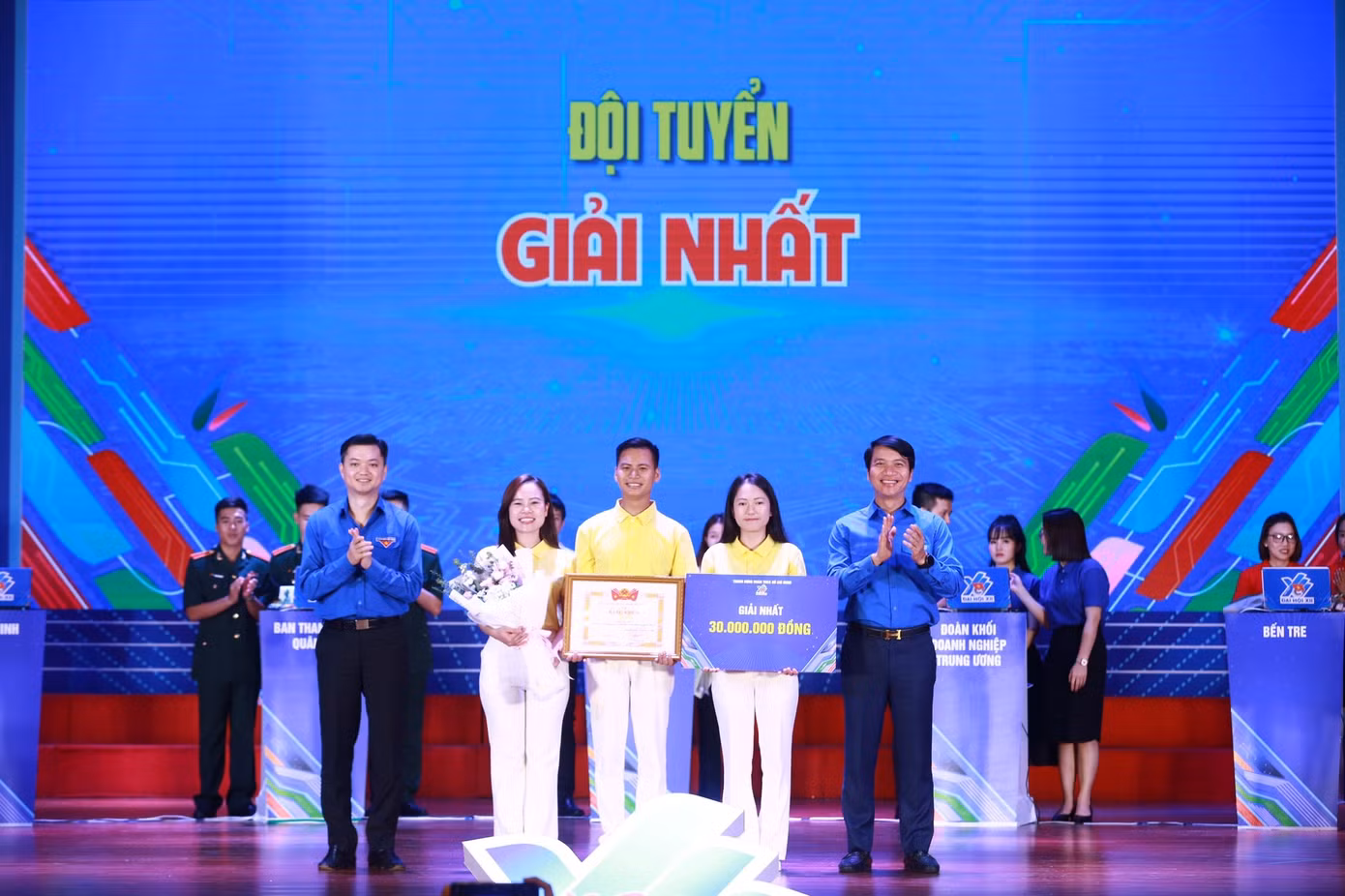 Anh Nguyễn Ngọc Lương và anh Nguyễn Minh Triết trao giải cho đội đoạt giải Nhất.