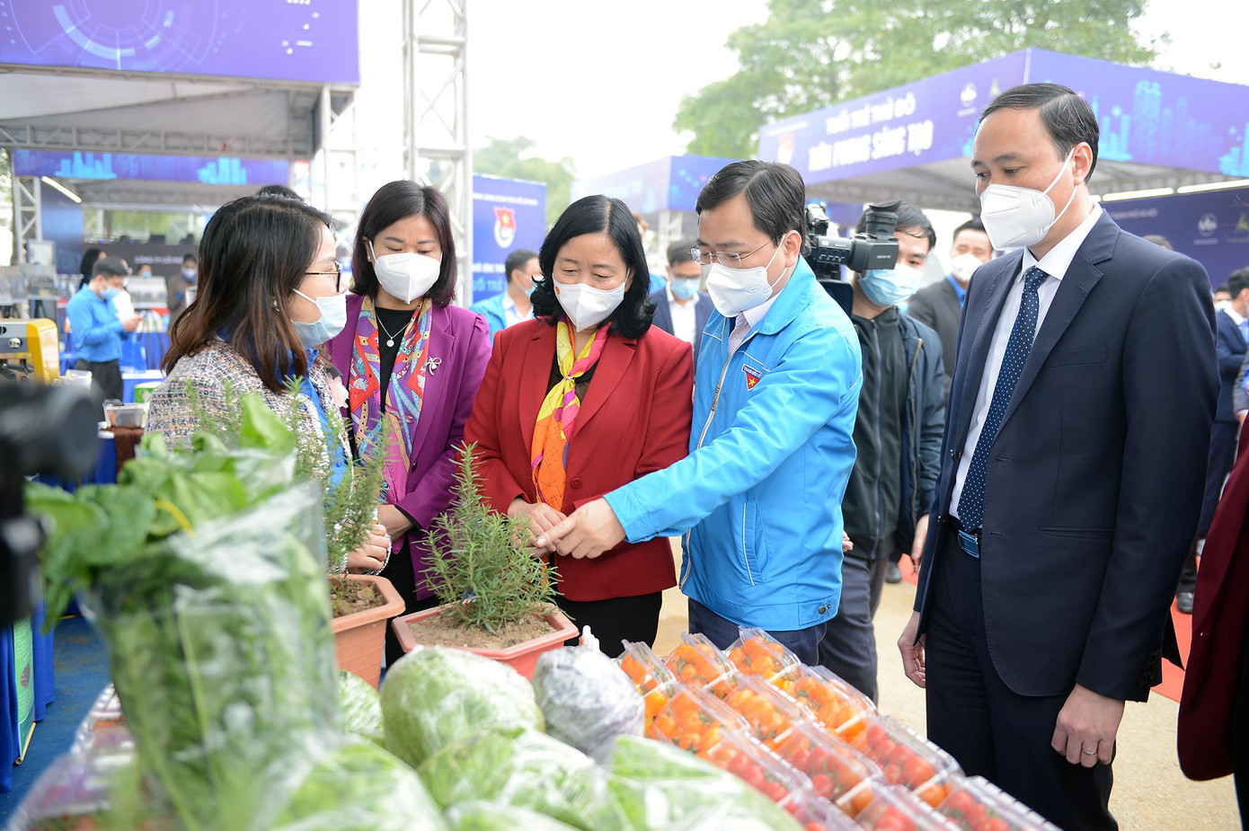 Các đại biểu tham quan triển lãm tại lễ phát động. Ảnh: DƯƠNG TRIỀU Các đại biểu tham quan triển lãm tại lễ phát động. Ảnh: DƯƠNG TRIỀU