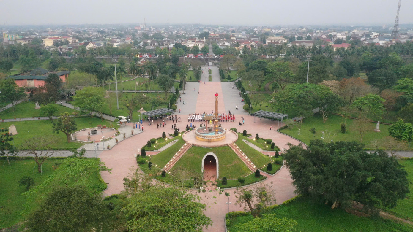 Nghĩa trang Liệt sĩ Trường Sơn, Nghĩa trang Liệt sĩ Đường 9 và Thành cổ Quảng Trị nhìn từ trên cao. Nghĩa trang Liệt sĩ Trường Sơn, Nghĩa trang Liệt sĩ Đường 9 và Thành cổ Quảng Trị nhìn từ trên cao.