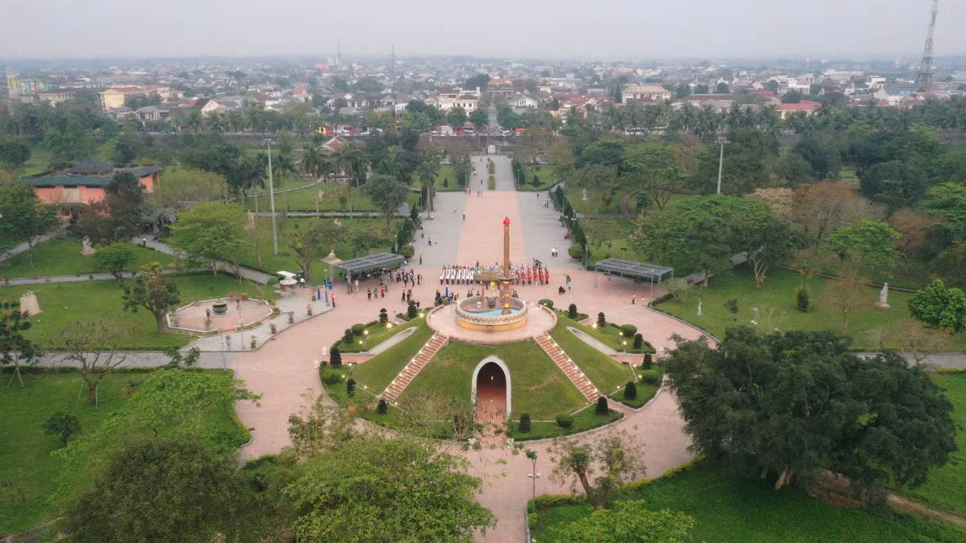 Nghĩa trang Liệt sĩ Trường Sơn, Nghĩa trang Liệt sĩ Đường 9 và Thành cổ Quảng Trị nhìn từ trên cao.