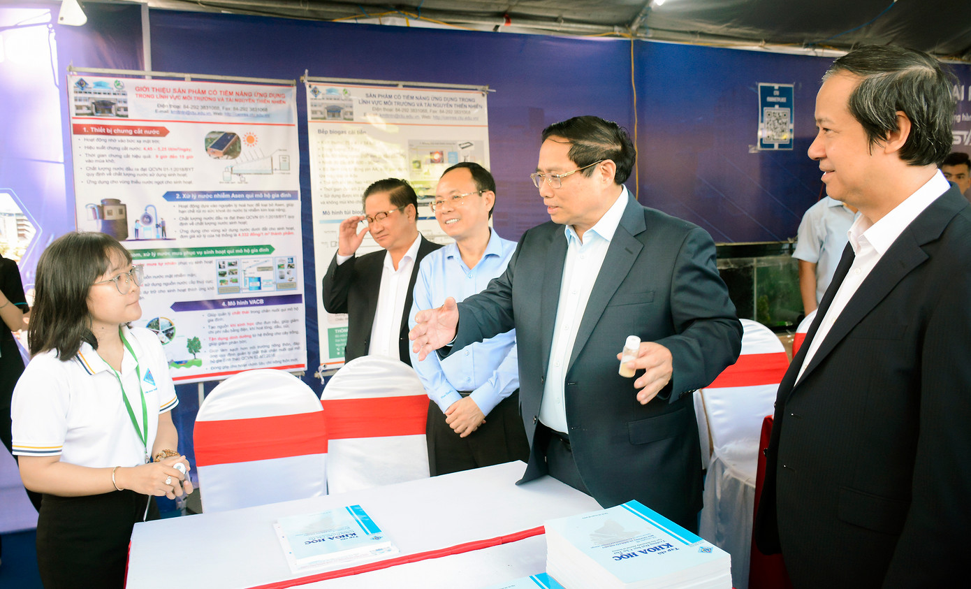 Thủ tướng Phạm Minh Chính thăm quan các gian hàng tại Ngày hội Khởi nghiệp Quốc gia của học sinh, sinh viên.