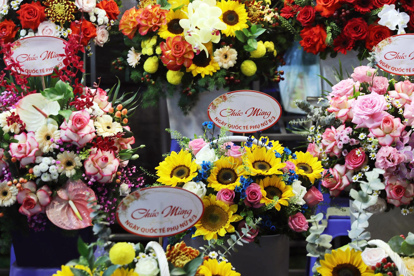 Hoa tại chợ Quảng Bá thường tươi mới và giá khá hợp lí.