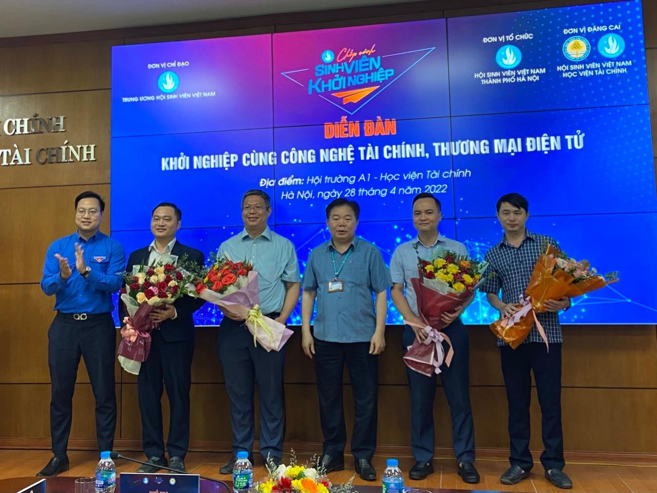 Ban Tổ chức tặng hoa cho các diễn giả tham dự Diễn đàn.