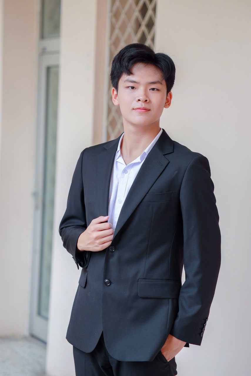 Từ cậu tân sinh viên năm thứ nhất bỡ ngỡ đến 'Nam vương ULIS'. Ảnh: NVCC