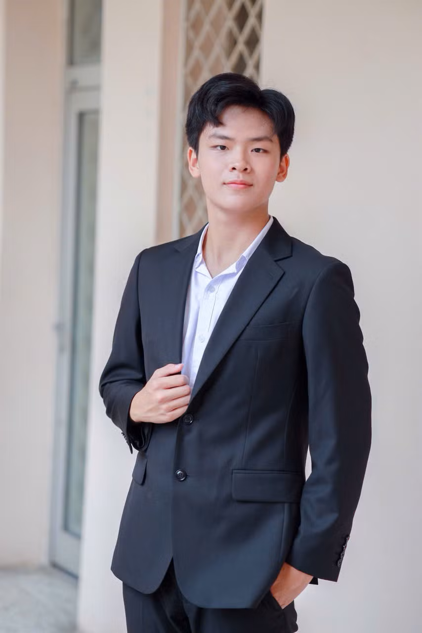 Từ cậu tân sinh viên năm thứ nhất bỡ ngỡ đến 'Nam vương ULIS'. Ảnh: NVCC