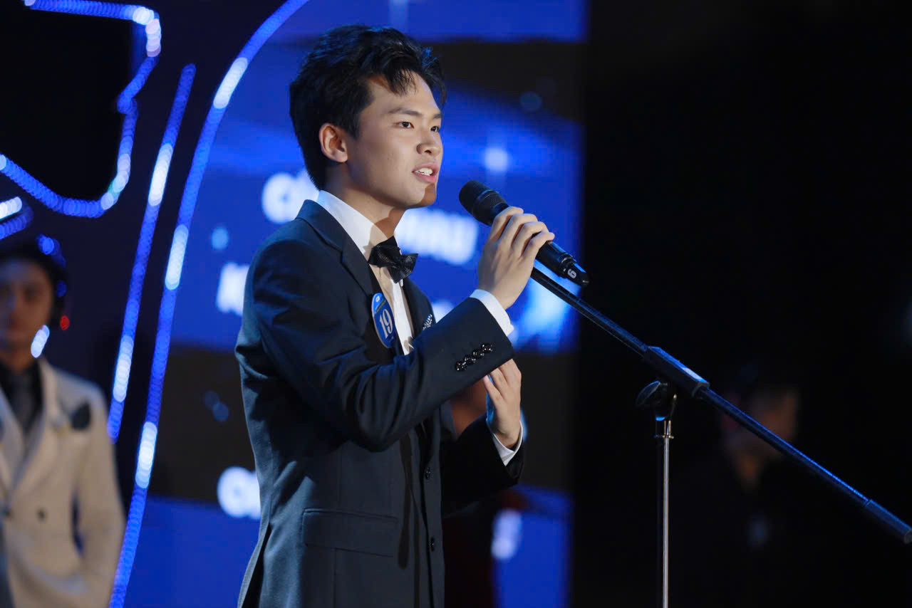 Phạm Hữu Phước trong phần thi ứng xử.