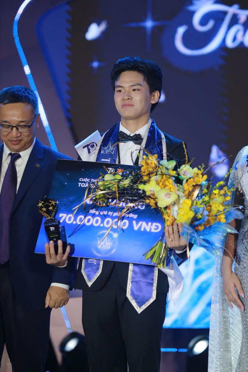 Danh hiệu 'Nam vương' và 'Hoa khôi Ulis 2025' thuộc về Phạm Hữu Phước và Ngô Hiểu Linh.