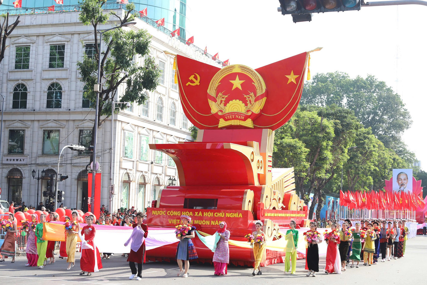 Sinh viên tiêu biểu hăng say tập luyện cho Lễ Kỷ niệm 50 năm Ngày Giải phóng miền Nam.