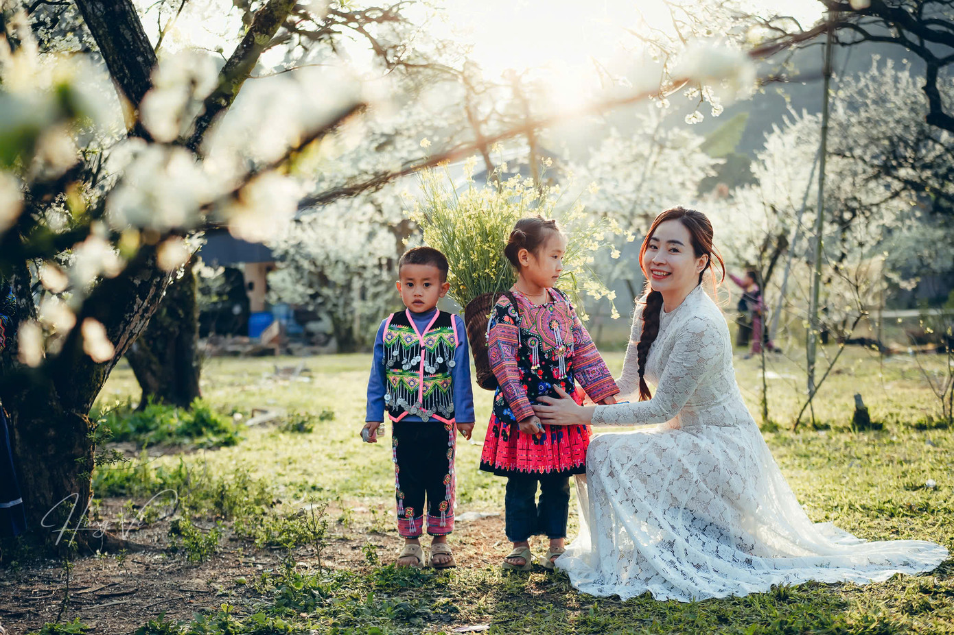 Chị Thu Trang may mắn khi được đến Mộc Châu đúng thời điểm hoa mận nở khắp núi đồi. Chị Thu Trang may mắn khi được đến Mộc Châu đúng thời điểm hoa mận nở khắp núi đồi.