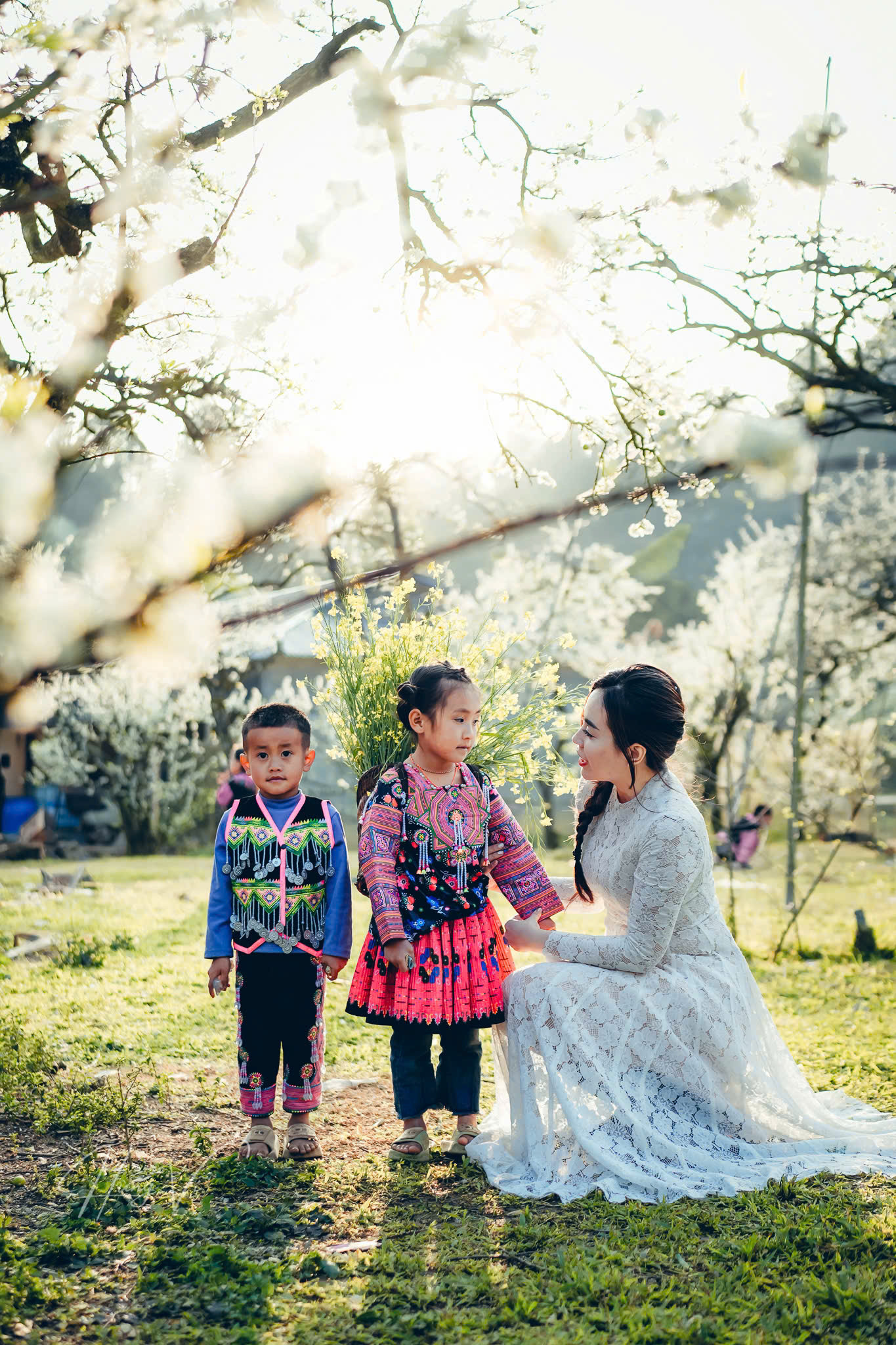 Chị Thu Trang may mắn khi được đến Mộc Châu đúng thời điểm hoa mận nở khắp núi đồi. Chị Thu Trang may mắn khi được đến Mộc Châu đúng thời điểm hoa mận nở khắp núi đồi.