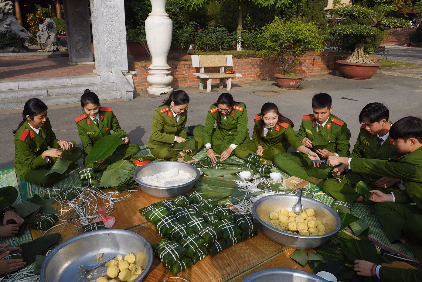 Hoạt động là một trải nghiệm bổ ích đối với đoàn viên, thanh niên, nhất là những đoàn viên năm đầu tiên ở lại đón Tết, vui Xuân. Hoạt động là một trải nghiệm bổ ích đối với đoàn viên, thanh niên, nhất là những đoàn viên năm đầu tiên ở lại đón Tết, vui Xuân.