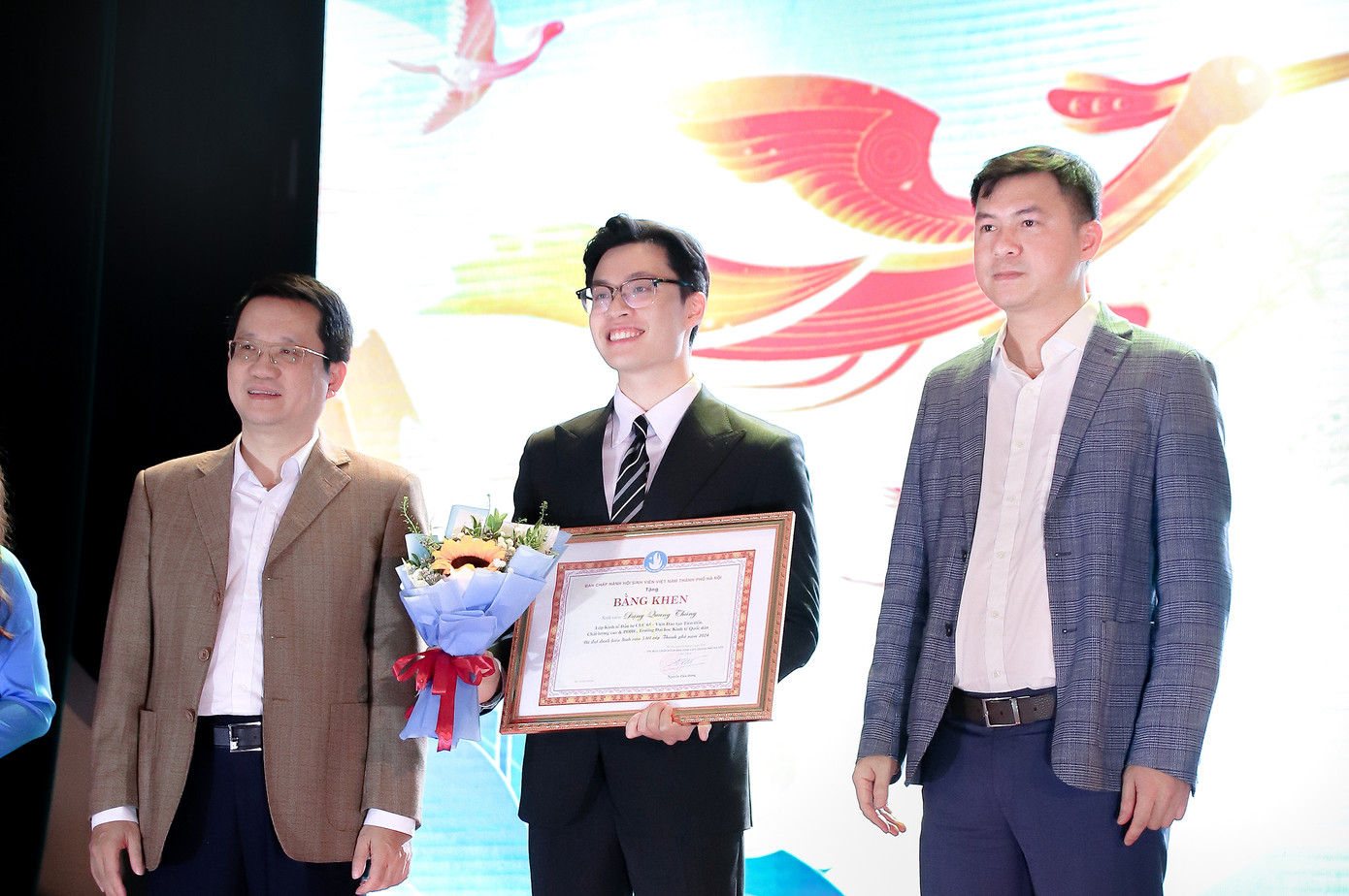 Giành giải Nhất Giải thưởng Nghiên cứu khoa học sinh viên cấp Khoa, giải Nhì cấp Trường năm học 2023 - 2024, đồng tác giả hai bài báo khoa học đăng trên tạp chí uy tín, đạt danh hiệu ‘Sinh viên 5 tốt’cấp T.Ư cùng hàng loạt bằng khen vì những đóng góp trong công tác Đoàn – Hội và hoạt động tình nguyện. Giành giải Nhất Giải thưởng Nghiên cứu khoa học sinh viên cấp Khoa, giải Nhì cấp Trường năm học 2023 - 2024, đồng tác giả hai bài báo khoa học đăng trên tạp chí uy tín, đạt danh hiệu ‘Sinh viên 5 tốt’cấp T.Ư cùng hàng loạt bằng khen vì những đóng góp trong công tác Đoàn – Hội và hoạt động tình nguyện.