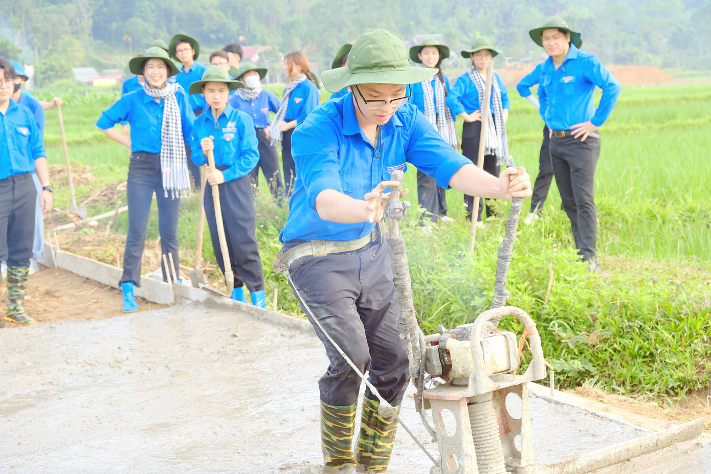 Giành giải Nhất Giải thưởng Nghiên cứu khoa học sinh viên cấp Khoa, giải Nhì cấp Trường năm học 2023 - 2024, đồng tác giả hai bài báo khoa học đăng trên tạp chí uy tín, đạt danh hiệu ‘Sinh viên 5 tốt’cấp T.Ư cùng hàng loạt bằng khen vì những đóng góp trong công tác Đoàn – Hội và hoạt động tình nguyện. Giành giải Nhất Giải thưởng Nghiên cứu khoa học sinh viên cấp Khoa, giải Nhì cấp Trường năm học 2023 - 2024, đồng tác giả hai bài báo khoa học đăng trên tạp chí uy tín, đạt danh hiệu ‘Sinh viên 5 tốt’cấp T.Ư cùng hàng loạt bằng khen vì những đóng góp trong công tác Đoàn – Hội và hoạt động tình nguyện.