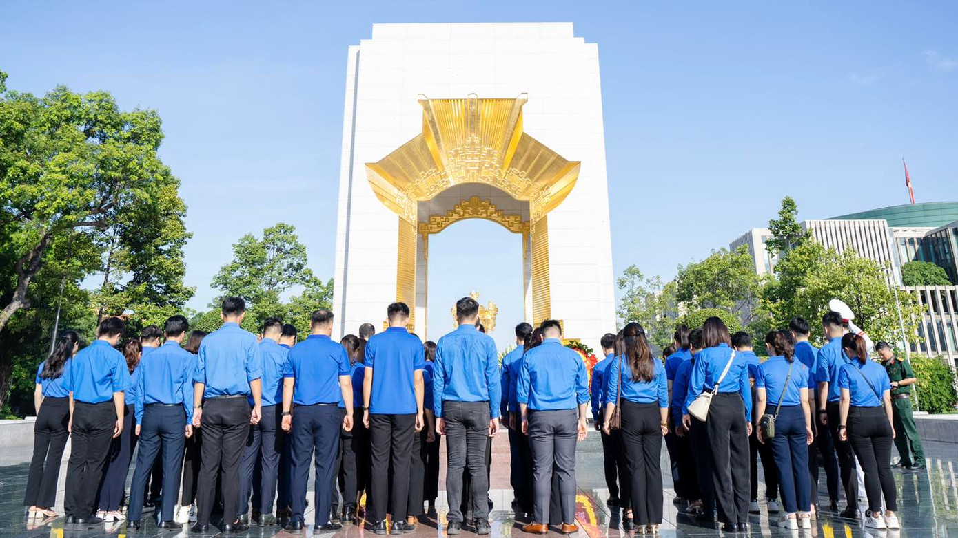 Các đại biểu thành kính tưởng nhớ các Anh hùng liệt sĩ. Các đại biểu thành kính tưởng nhớ các Anh hùng liệt sĩ.