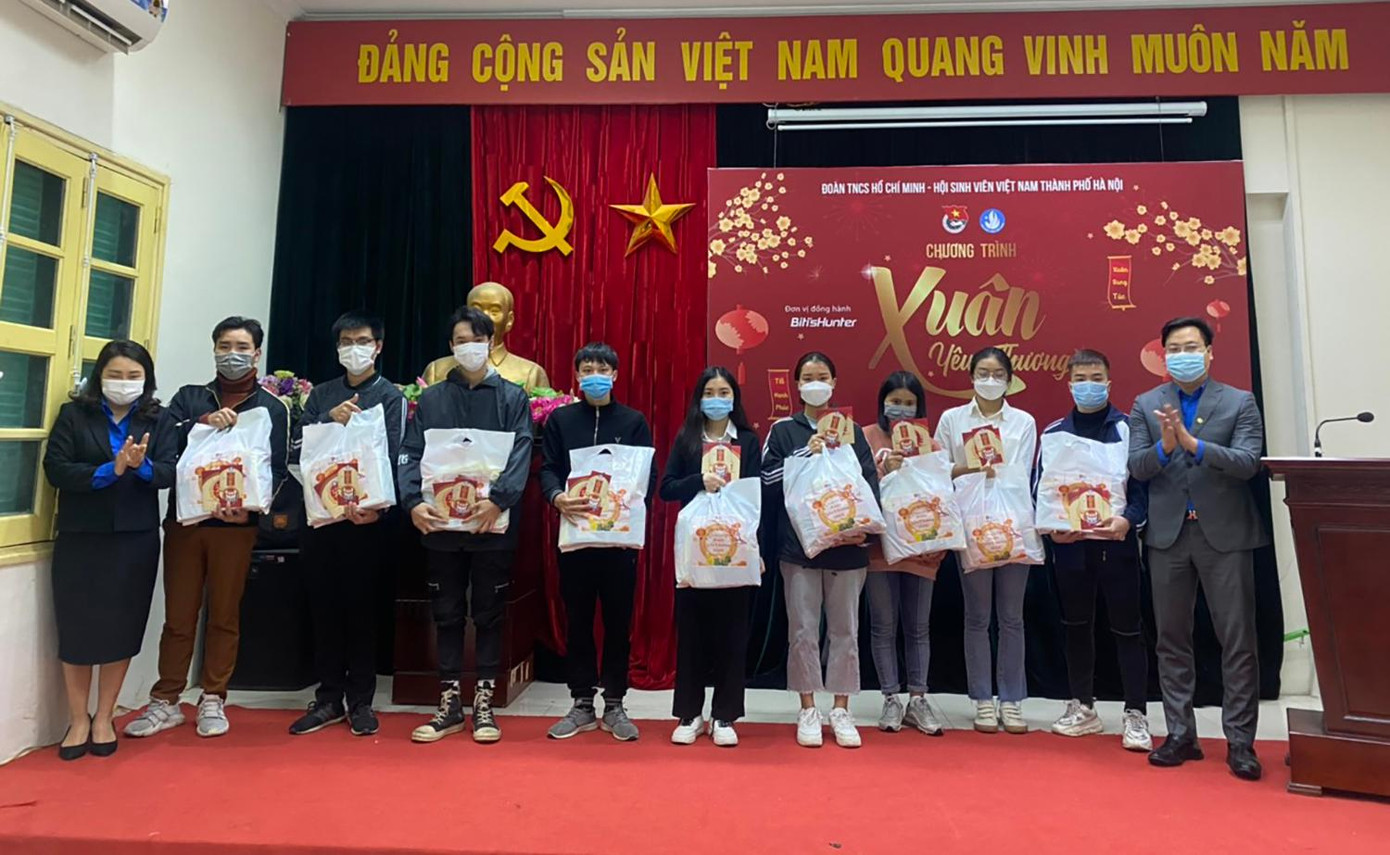 Trao quà tới các bạn sinh viên có hoàn cảnh khó khăn.