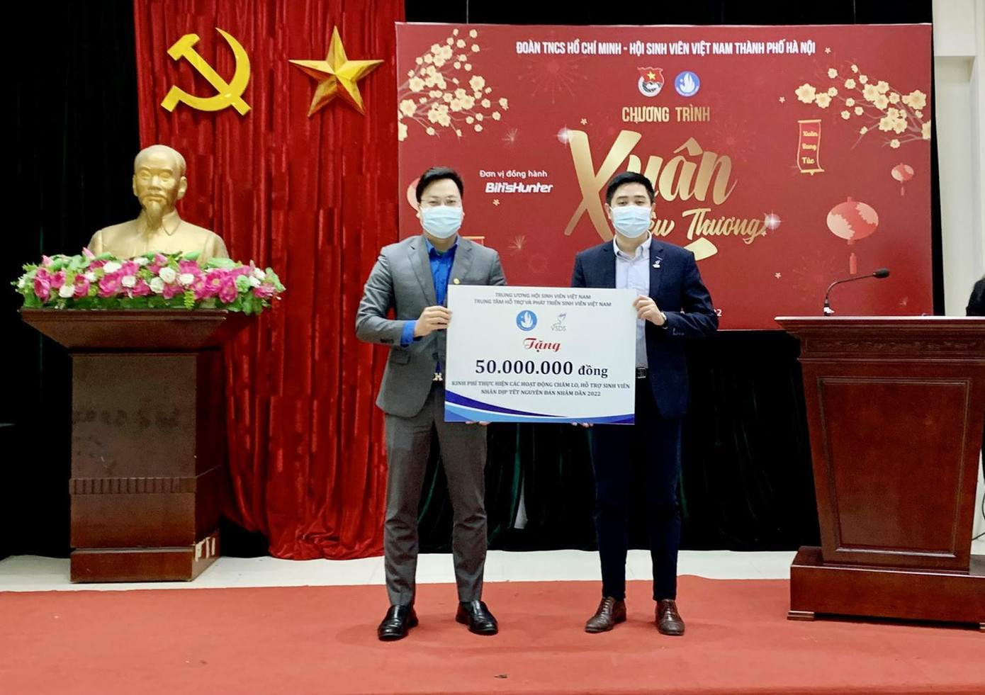 Anh Lâm Tùng - Giám đốc Trung tâm Hỗ trợ và phát triển sinh viên Việt Nam trao biển tượng trưng tới Hội Sinh viên TP. Hà Nội.