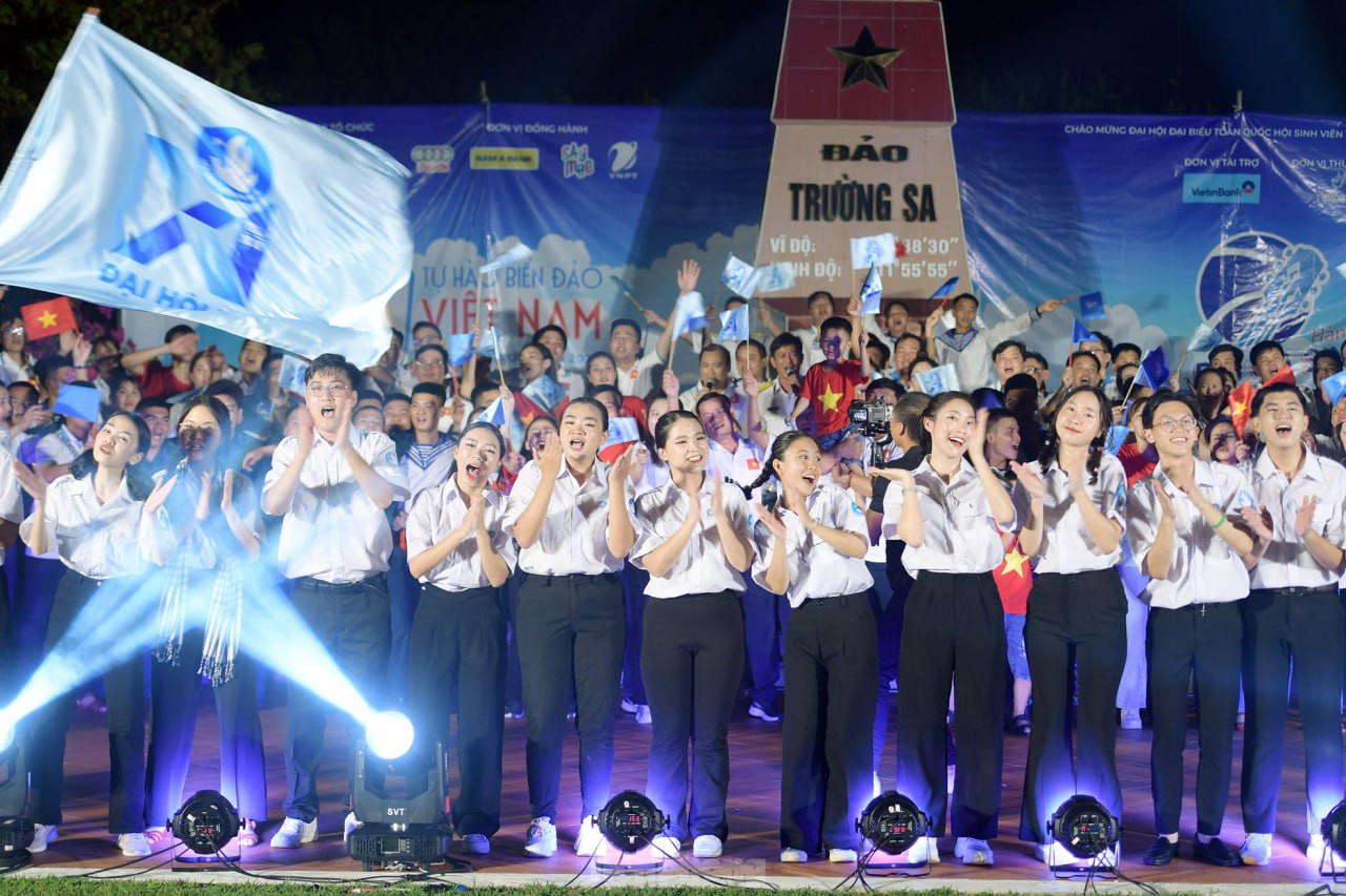 Nam sinh người dân tộc Nùng Hoàng Đức Chung (thứ hai, từ phải sang) tham gia Hành trình 'Sinh viên với biển đảo Tổ quốc' năm 2023. Nam sinh người dân tộc Nùng Hoàng Đức Chung (thứ hai, từ phải sang) tham gia Hành trình 'Sinh viên với biển đảo Tổ quốc' năm 2023.