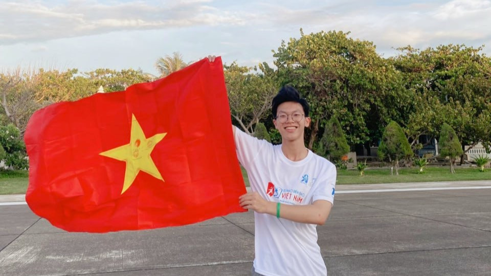 Hoàng Đức Chung với tình yêu mãnh liệt với biển đảo quê hương. Hoàng Đức Chung với tình yêu mãnh liệt với biển đảo quê hương.