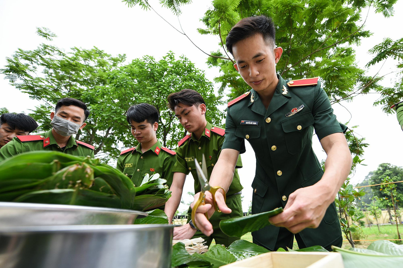 Sinh viên cùng gói bánh chưng.