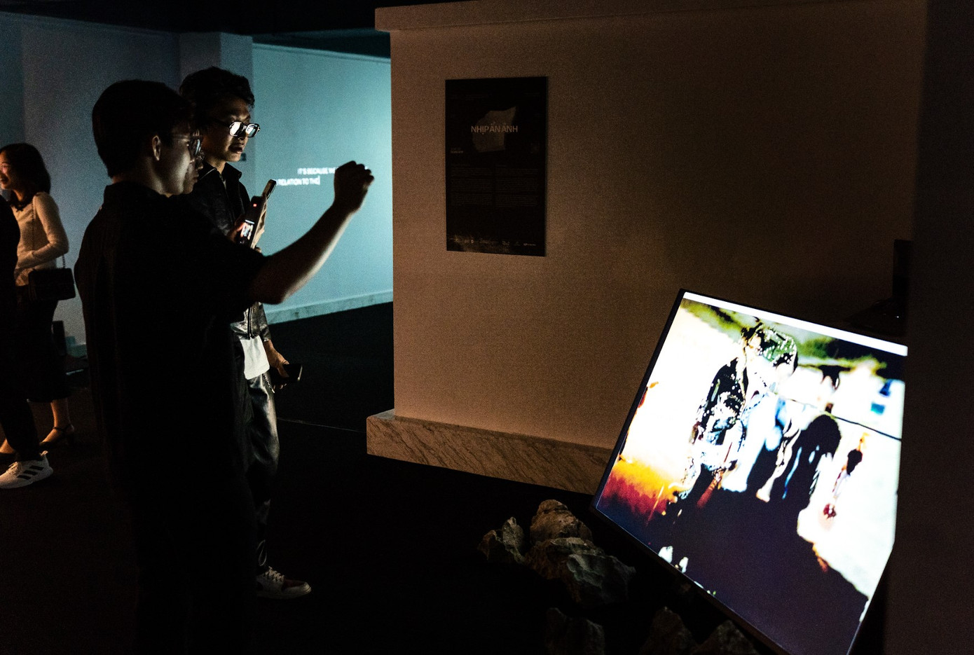 Khách tham quan triển lãm còn có thể tương tác với các tác phẩm. Khách tham quan triển lãm còn có thể tương tác với các tác phẩm.