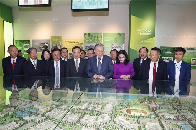 GS. TS Nguyễn Thị Lan - Giám đốc Học viện Nông nghiệp Việt Nam đón Tổng Bí thư, Chủ tịch nước Tô Lâm đến dự Lễ khai giảng năm học mới. Ảnh: Trí Dũng/TTXVN GS. TS Nguyễn Thị Lan - Giám đốc Học viện Nông nghiệp Việt Nam đón Tổng Bí thư, Chủ tịch nước Tô Lâm đến dự Lễ khai giảng năm học mới. Ảnh: Trí Dũng/TTXVN