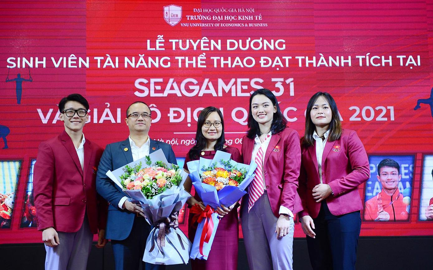 Đại diện các sinh viên, vận động viên được tuyên dương tặng hoa tri ân Ban Giám hiệu trường ĐH Kinh tế (ĐHQG Hà Nội). Đại diện các sinh viên, vận động viên được tuyên dương tặng hoa tri ân Ban Giám hiệu trường ĐH Kinh tế (ĐHQG Hà Nội).