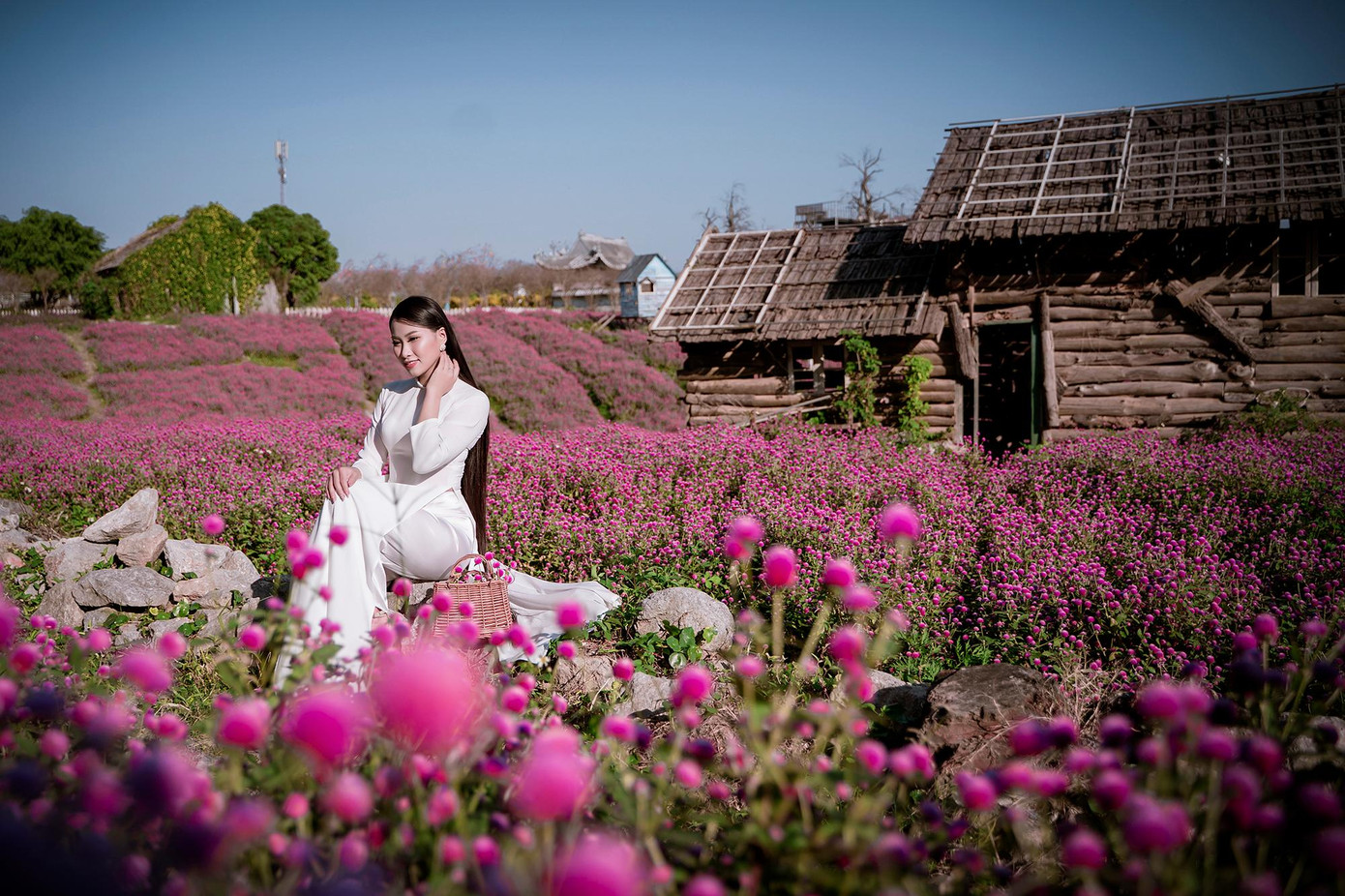 Cựu nữ sinh trường CĐ Kỹ thuật Thương mại từng giành ngôi vị Hoa khôi thời trang năm 2016, đoạt giải Miss Áo dài, cuộc thi 'Người đẹp ảnh Việt Nam 2017', giành giải Người đẹp áo dài trong cuộc thi 'Nét đẹp công sở 2018'.