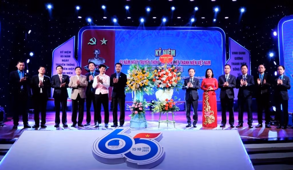 Các đại biểu tặng hoa chúc mừng kỷ niệm 65 năm ngày truyền thống Hội LHTN Việt Nam. Các đại biểu tặng hoa chúc mừng kỷ niệm 65 năm ngày truyền thống Hội LHTN Việt Nam.