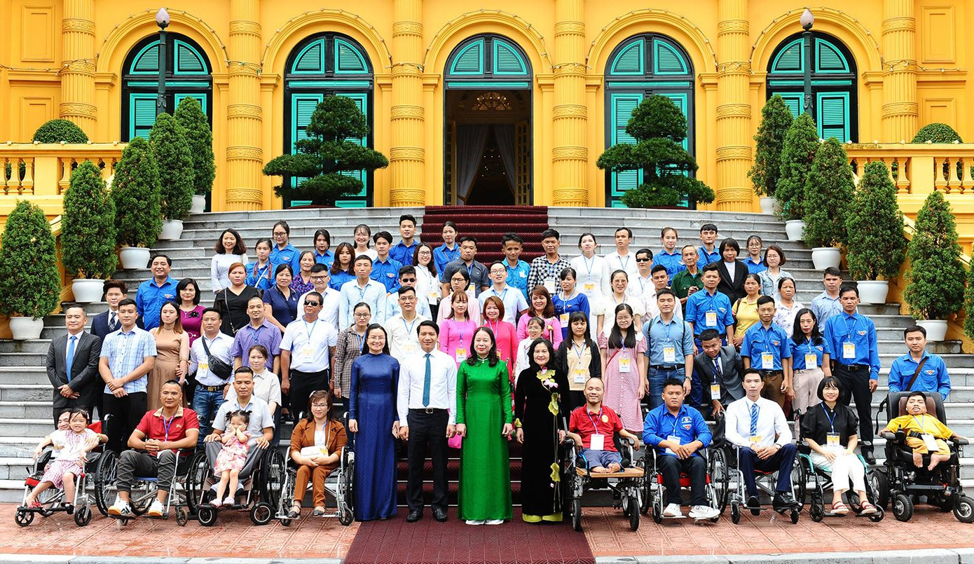 Các đại biểu tham dự chương trình. Các đại biểu tham dự chương trình.