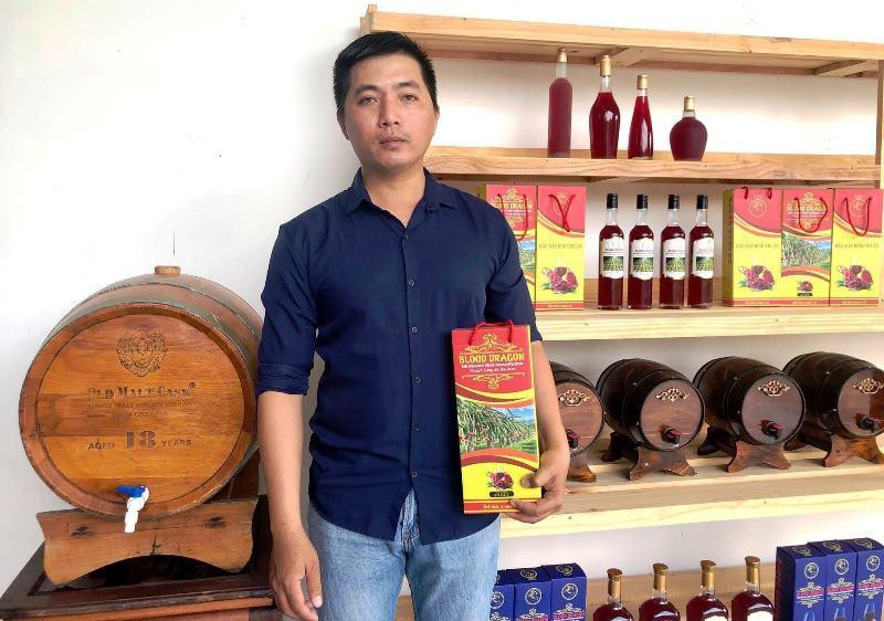 Anh Nguyễn Trường An với sản phẩm nước thanh long đỏ lên men. Anh Nguyễn Trường An với sản phẩm nước thanh long đỏ lên men.