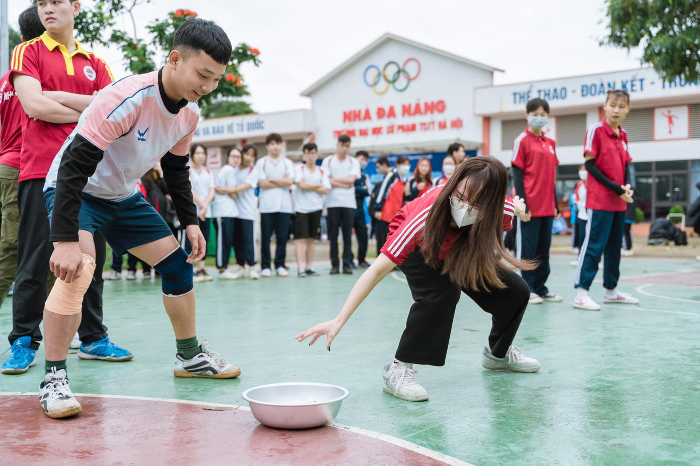 Tham gia các trò chơi vận động.
