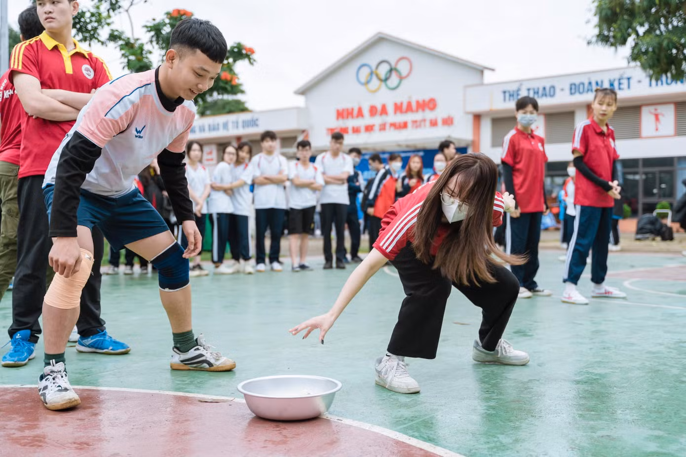 Tham gia các trò chơi vận động.