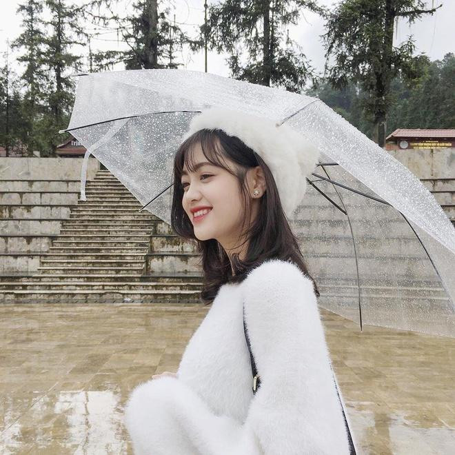 Dù sở hữu vẻ ngoài xinh đẹp, có thể lấn sân sang nhiều lĩnh vực nghệ thuật để phát triển bản thân nhưng Khánh Linh vẫn giữ nguyên đam mê. Hiện tại, ngoài đi học hot girl này thực tập bên khối văn phòng của hãng hàng không Vietnam Airline. Hoc vien Hang khong