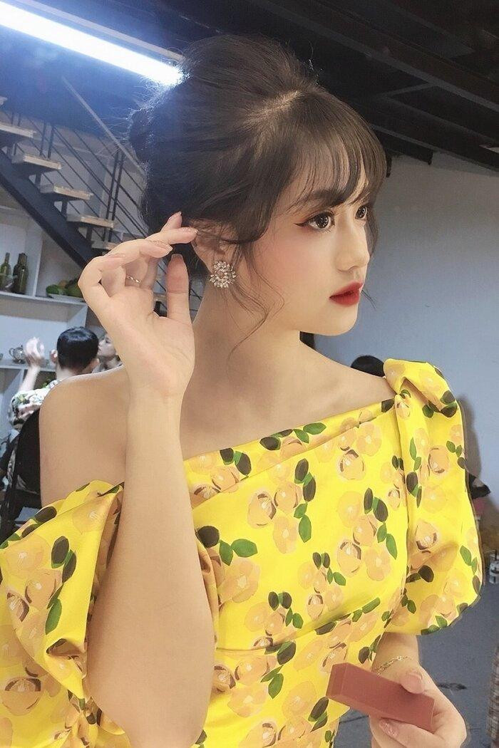 Khánh Linh đang là sinh viên năm 4 của trường Học viện Hàng Không TP. HCM. Hot girl 9X chia sẻ từ nhỏ đam mê ngành Hàng không và yêu thích được đi nhiều nước trên thế giới. Vì vậy, cô “bất chấp” sự ngăn cản của gia đình để gác mọi việc sang một bên, chuyên tâm thi đỗ vào ngôi trường nổi tiếng đào tạo tiếp viên và phi công. Hoc vien Hang khong