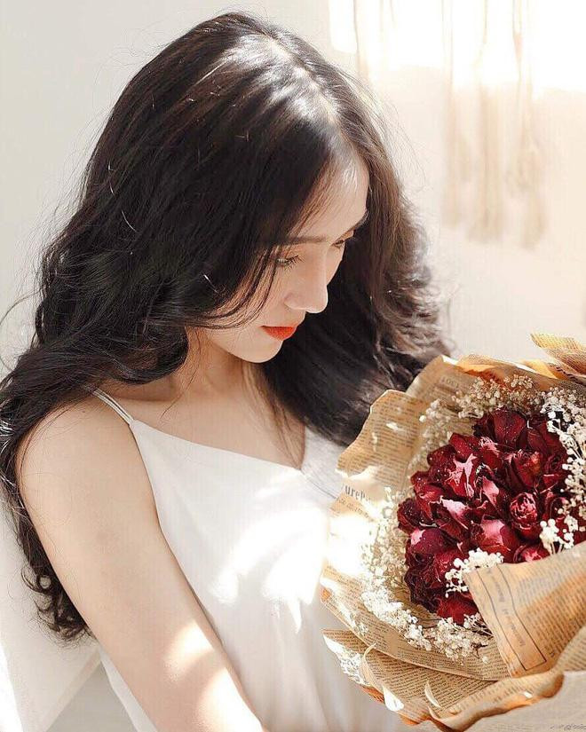 Ở Trúc Phương luôn toát lên vẻ đẹp mong manh sương khói và sự thanh tú hiếm có. Năm trước hot girl Học viện Hàng không chụp 1 bộ ảnh cùng chính bộ đồng phục trường và được mọi người khen ngợi rất nhiều đồng thời nhận gây chú ý với gần 10.000 lượt like chỉ sau một thời gian ngắn. Hoc vien Hang khong