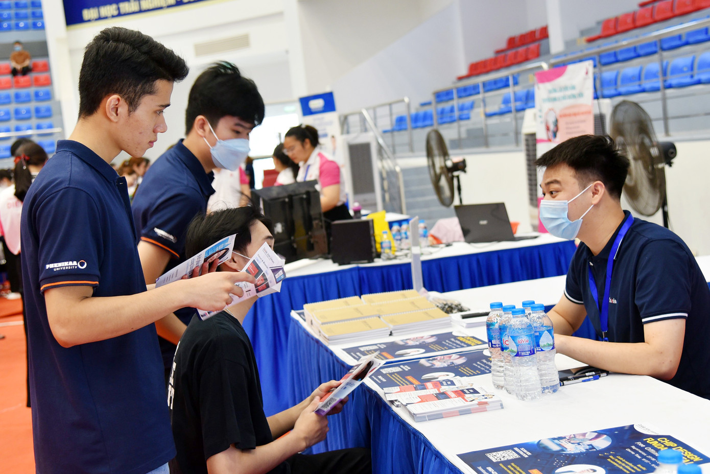 Sinh viên tham dự Ngày hội việc làm. Sinh viên tham dự Ngày hội việc làm.