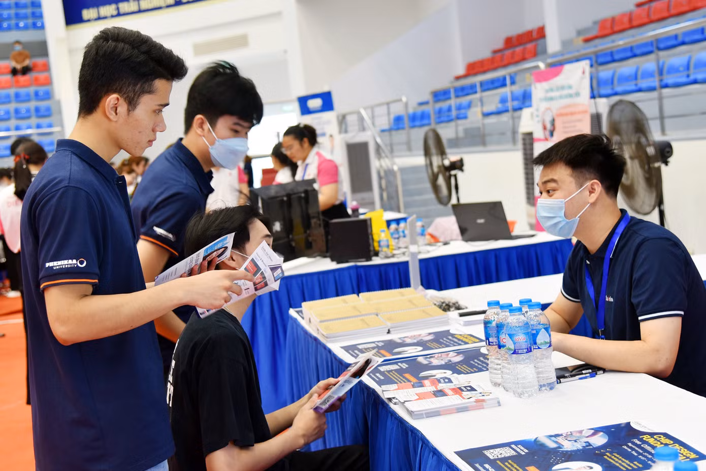 Sinh viên tham dự Ngày hội việc làm.