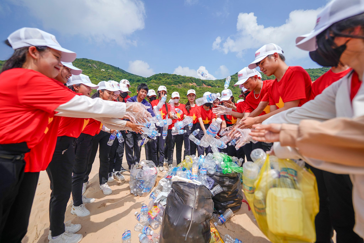 Đông đảo đoàn viên, thanh niên, sinh viên tỉnh Phú Yên tham gia hoạt động bảo vệ môi trường. Đây là một trong những hoạt động nổi bật nằm trong sự kiện Giải vô địch Quốc gia Tienphong Marathon 2024.