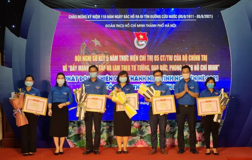 Lãnh đạo Thành Đoàn Hà Nội trao bằng khen cho 5 cá nhân tiêu biểu "Thanh niên học tập, làm theo lời Bác". Lãnh đạo Thành đoàn Hà Nội trao bằng khen cho 5 cá nhân tiêu biểu Thanh niên học tập, làm theo lời Bác