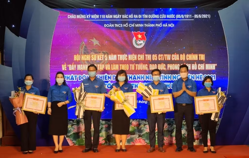 Lãnh đạo Thành đoàn Hà Nội trao bằng khen cho 5 cá nhân tiêu biểu Thanh niên học tập, làm theo lời Bác