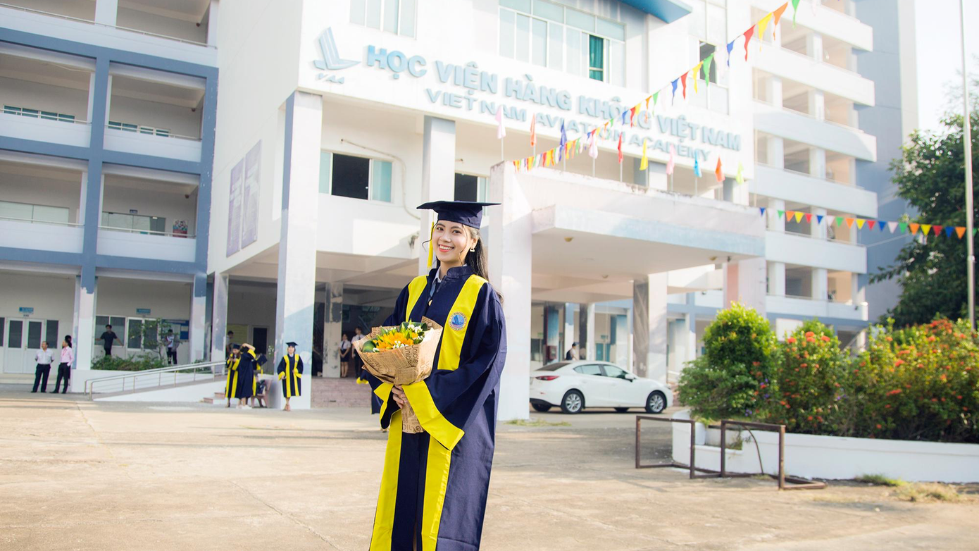 Chia sẻ về điểm chung để nhận được học bổng, Nhi cho rằng, đó là sự cần cù học hỏi, tham gia hoạt động và một chút của yếu tố may mắn. Rèn luyện kĩ năng qua các hoạt động Đoàn - Hội, tham gia các chương trình do Học viện và địa phương tổ chức. Nâng cao việc học vấn ở tại Học viện và các cơ sở tiếng Anh ngoài đê nâng cao ngoại ngữ. "Nói chung là tất cả các hoạt động diễn ra hằng ngày, mình đều góp phần tôi luyện bản thân, từ việc nhận làm MC các sự kiện, part-time ở sân bay, làm gia sư 4 năm liền”, Hồng Nhi cho biết.