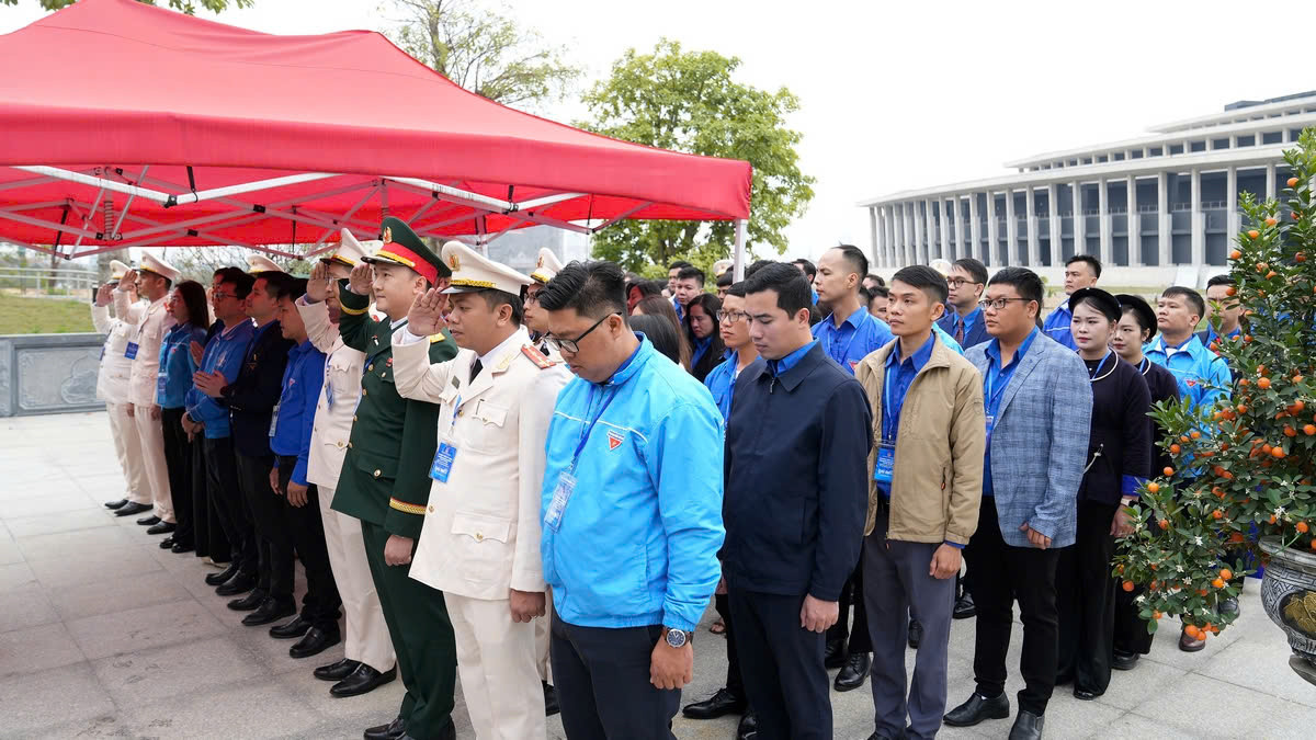Hành trình về nguồn của đại biểu Giải thưởng Lý Tự Trọng tại Bảo tàng Lịch sử Quân sự Việt Nam. Hành trình về nguồn của đại biểu Giải thưởng Lý Tự Trọng tại Bảo tàng Lịch sử Quân sự Việt Nam.