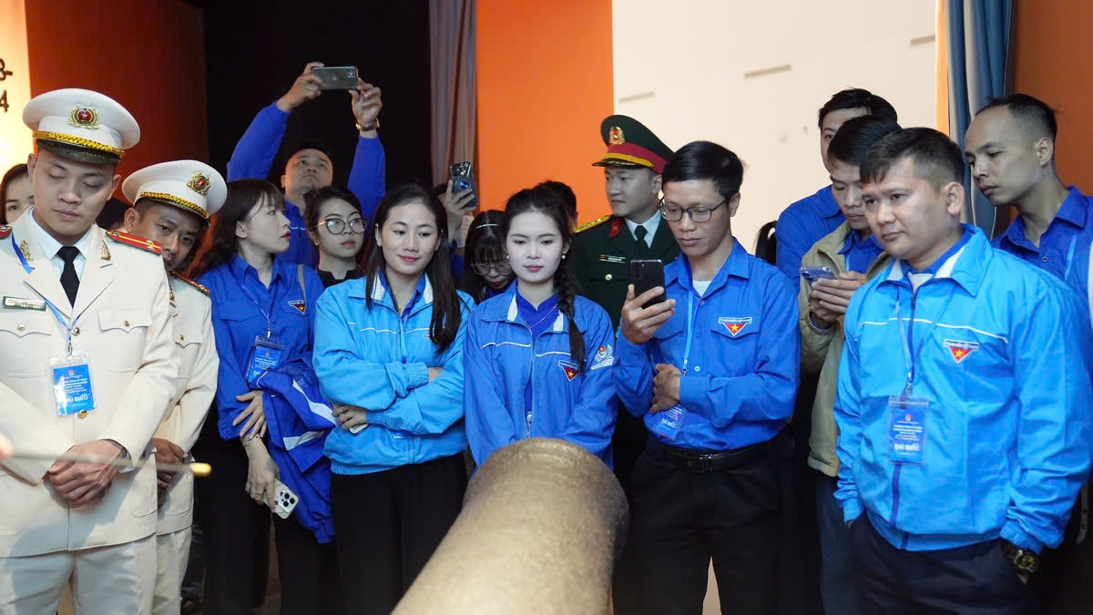 Các đại biểu thăm quan Bảo tàng Lịch sử Quân sự Việt Nam. Các đại biểu thăm quan Bảo tàng Lịch sử Quân sự Việt Nam.