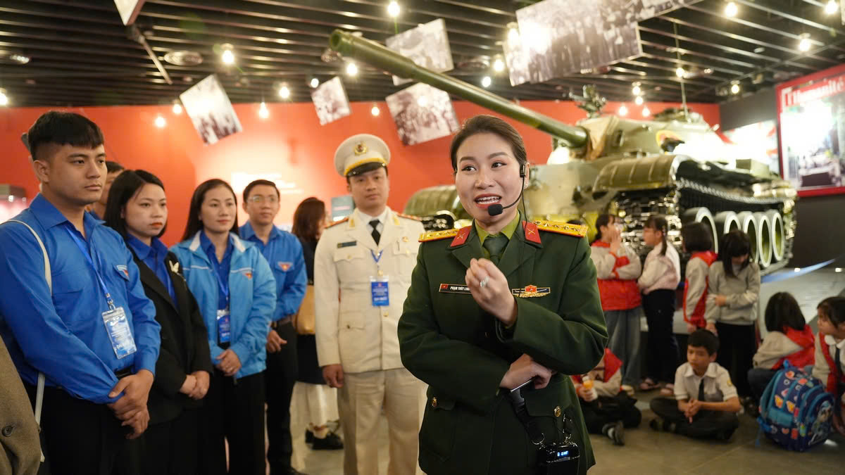 Các đại biểu thăm quan Bảo tàng Lịch sử Quân sự Việt Nam. Các đại biểu thăm quan Bảo tàng Lịch sử Quân sự Việt Nam.