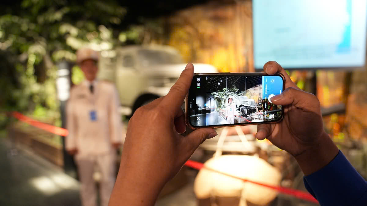 Các đại biểu thăm quan Bảo tàng Lịch sử Quân sự Việt Nam. Các đại biểu thăm quan Bảo tàng Lịch sử Quân sự Việt Nam.